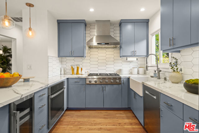 2212 Navy Street, Santa Monica CA: https://media.crmls.org/mediaz/4446d520-dc62-4627-95d5-8a35e4e22126.jpg