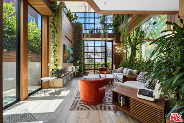 836 California Avenue, Venice CA: https://media.crmls.org/mediaz/44470d4e-2f13-40fb-b2c5-a605f7b5228c.jpg