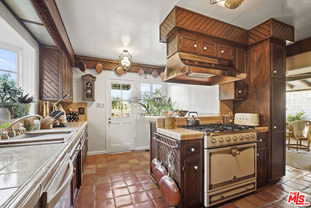 1326 Cordova Avenue, Glendale CA: https://media.crmls.org/mediaz/4447cfb3-c7fd-4eb7-87eb-87e85bbc6c50.jpg