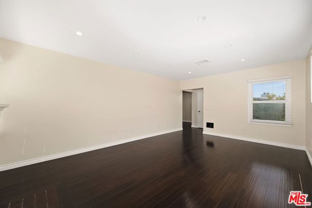 4401 W 58th Place, Los Angeles CA: https://media.crmls.org/mediaz/4448c123-4365-4112-9f08-5308c77c5636.jpg