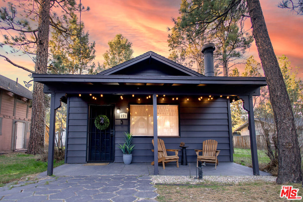 221 Angeles Boulevard