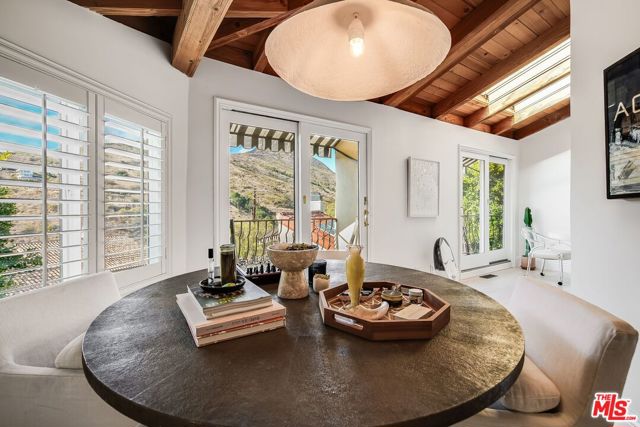 2880 Searidge Street, Malibu CA: https://media.crmls.org/mediaz/444a3d0b-8989-4d97-a855-451fe5a6b7a2.jpg