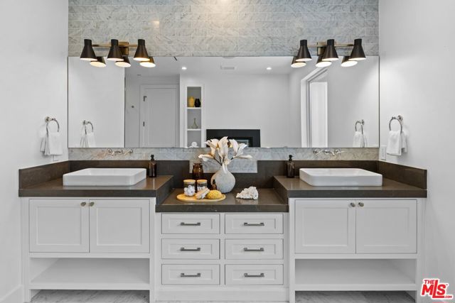 2590 Amherst Avenue, Los Angeles CA: https://media.crmls.org/mediaz/444a4be5-c986-4088-9ac9-73fc17ef591c.jpg