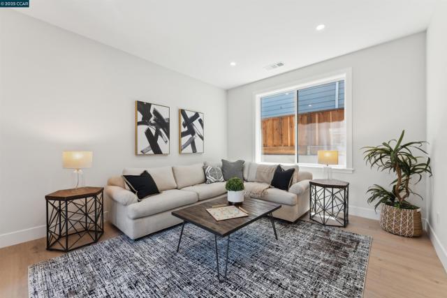 951 Yorkshire Ct, Lafayette CA: https://media.crmls.org/mediaz/444ac231-e893-4a26-b341-846b485f15f7.jpg