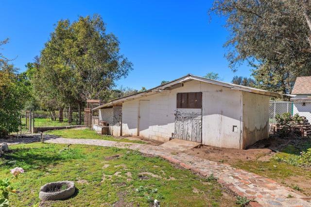 31600 Oak Glen Road, Valley Center CA: https://media.crmls.org/mediaz/444b6b1c-a6f6-436d-b0cf-1145175d2fac.jpg