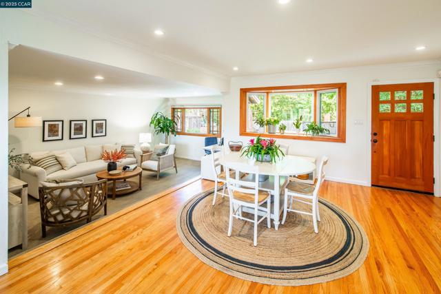 1085 Oak Hill Road #D, Lafayette CA: https://media.crmls.org/mediaz/444bc0c5-643f-43ca-8bfe-c2b58c6220b3.jpg