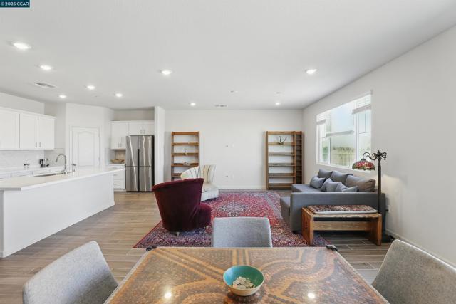 4105 Markovich Ct, Richmond CA: https://media.crmls.org/mediaz/444d315f-33fe-428b-84e8-fc7016352e7d.jpg