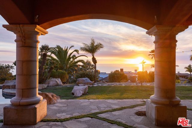 93 Laurel Drive, Rancho Palos Verdes CA: https://media.crmls.org/mediaz/444d778b-0220-4675-8906-731aa5a281a6.jpg