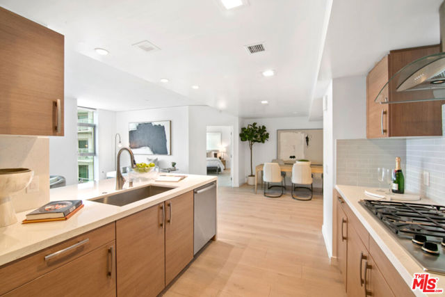 13650 Marina Pointe Drive, Marina del Rey CA: https://media.crmls.org/mediaz/444e4abe-e1e2-4ce6-a437-d46b22257858.jpg