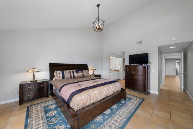 94 Kingston Ct W, Coronado CA: https://media.crmls.org/mediaz/444eb789-9f2d-46d8-a674-a4ab261d0bba.jpg