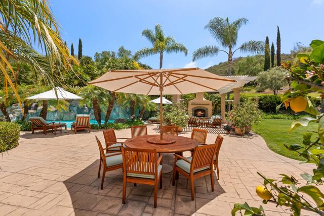 6369 Clubhouse Drive, Rancho Santa Fe CA: https://media.crmls.org/mediaz/444f9314-4254-4639-98cd-418f4aefc887.jpg