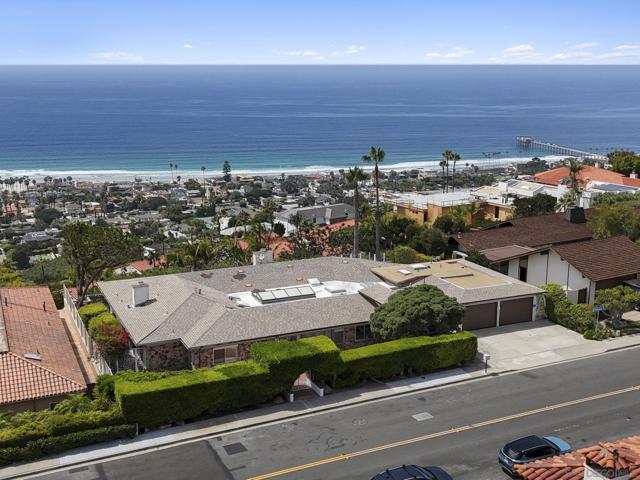 8390 Prestwick Dr, La Jolla CA: https://media.crmls.org/mediaz/44507e68-0915-49db-bce6-672d530d940d.jpg