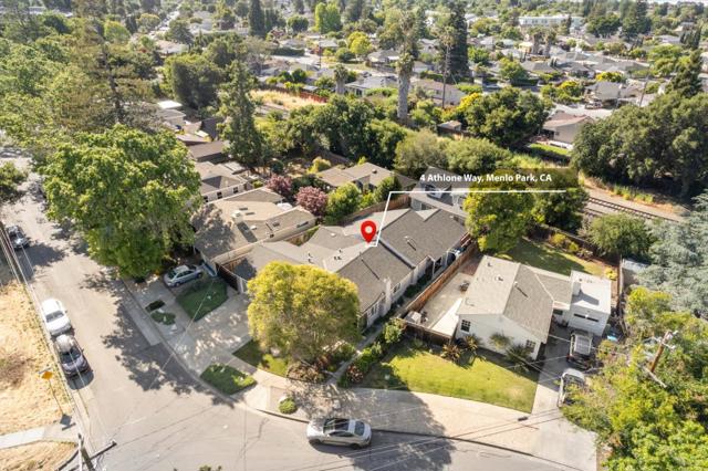 4 Athlone Way, Menlo Park CA: https://media.crmls.org/mediaz/44509a48-8c99-47f0-ae53-15b034d62e44.jpg