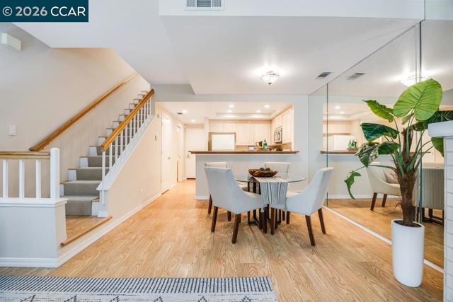 231 Sunspring Ct, Pleasant Hill CA: https://media.crmls.org/mediaz/4450c0df-7eef-4fcf-8011-e24f4e7da42e.jpg