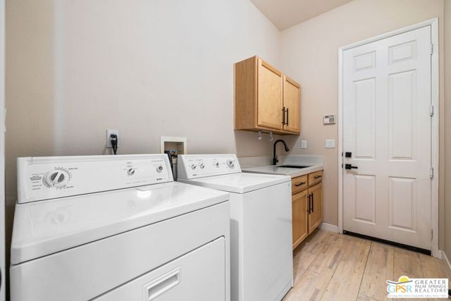 35871 Calle Raphael, Cathedral City CA: https://media.crmls.org/mediaz/4450d90b-c9e8-49ca-8f7f-809c342ed4d0.jpg