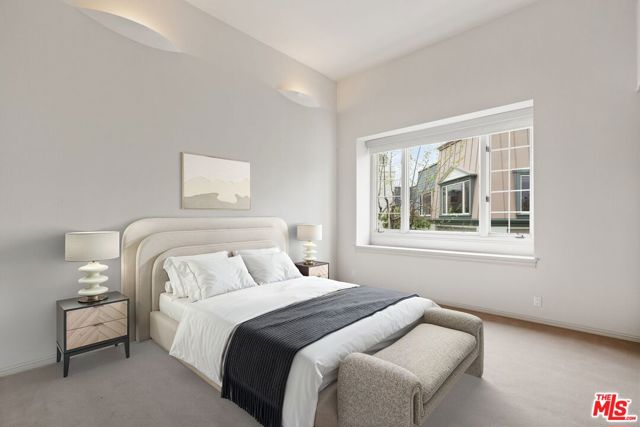 10106 Empyrean Way, Los Angeles CA: https://media.crmls.org/mediaz/44515d92-0960-4a5a-928d-3817eec6958a.jpg