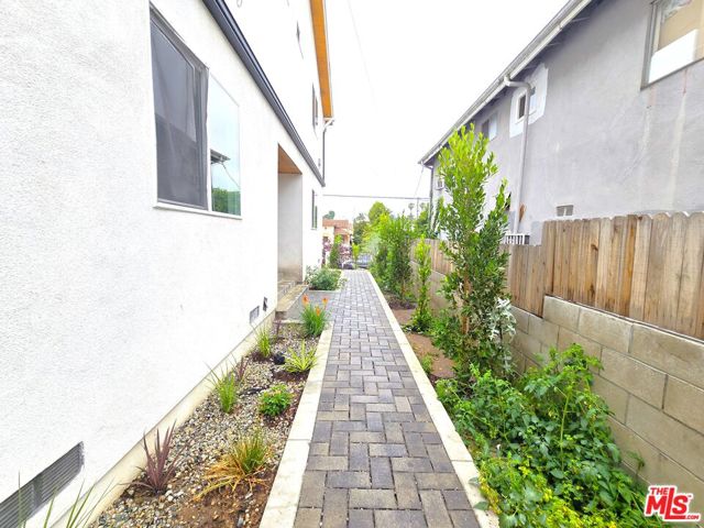 2516 Malabar Street, Los Angeles CA: https://media.crmls.org/mediaz/4451dbce-8110-43e5-88b4-6b4c7e35c86c.jpg