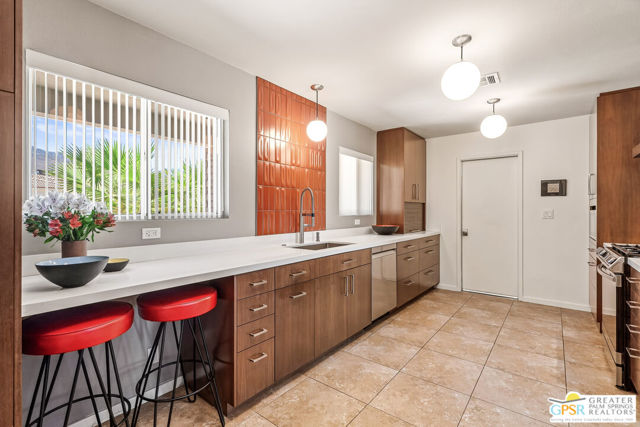 2072 S Bobolink Lane, Palm Springs, CA 92264