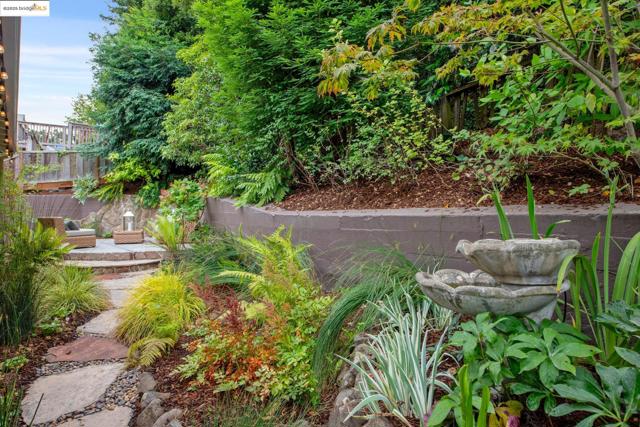 2250 Bywood Dr, Oakland CA: https://media.crmls.org/mediaz/44524878-9862-4aed-8749-e2fd1f71bec0.jpg