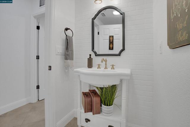 2856 Gardenside Ct, Brentwood CA: https://media.crmls.org/mediaz/4453933c-4c3b-452f-88c2-560ee84bff2e.jpg