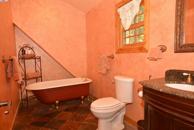 14068 Gas Canyon Rd, Nevada City CA: https://media.crmls.org/mediaz/44540226-adf0-40e5-a9ea-59564fdd6e1f.jpg