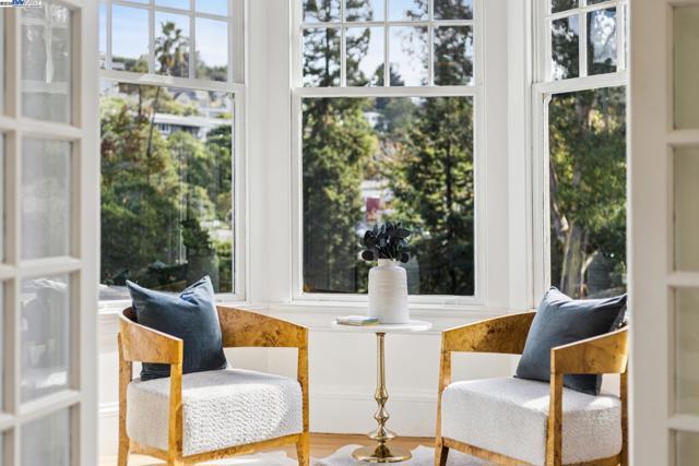 5811 Romany, Oakland CA: https://media.crmls.org/mediaz/44540e80-3f1b-490a-ad68-31aa35a8b71d.jpg