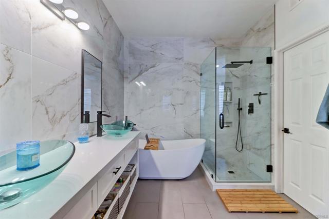 946 Camino De La Reina, San Diego CA: https://media.crmls.org/mediaz/4454adac-9880-464c-81be-08509a952d88.jpg