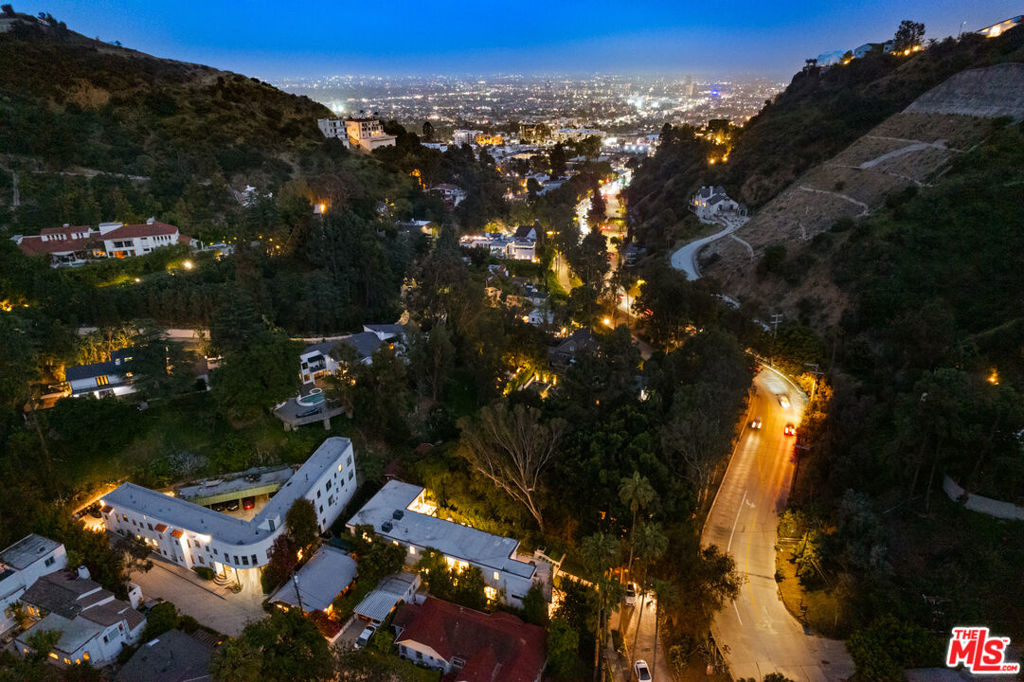 https://media.crmls.org/mediaz/4454b5b3-5d56-4343-8c0d-91a7e45a1681.jpg?preset=X-Large