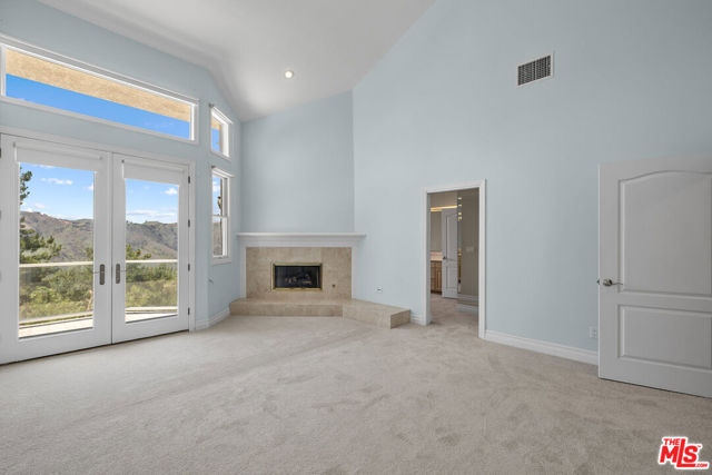 2046 Palisades Drive, Pacific Palisades CA: https://media.crmls.org/mediaz/4454fbe8-1b99-4fa2-8670-a4ab1a3ead75.jpg