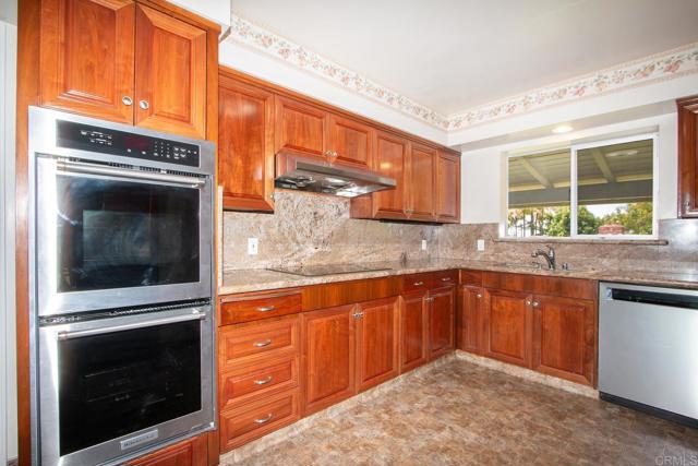 Detail Gallery Image 9 of 26 For 1124 Alta Vista Dr, Vista,  CA 92084 - 3 Beds | 2/1 Baths