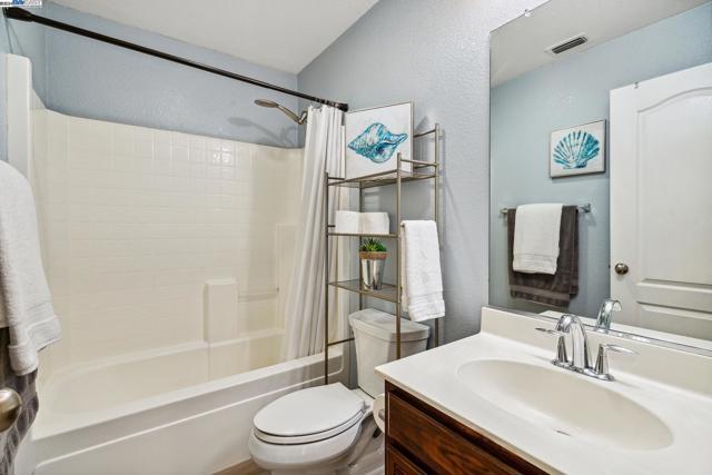 17351 Pheasant Downs Rd, Lathrop CA: https://media.crmls.org/mediaz/4455c035-145d-41f4-bcab-ee20b6c5b926.jpg