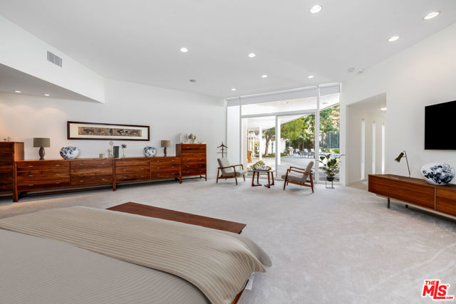 1010 N Rexford Drive, Beverly Hills CA: https://media.crmls.org/mediaz/4455e708-0e97-4286-9f45-99942c21b209.jpg