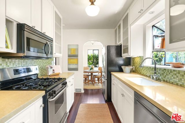 2218 Pearl Street, Santa Monica CA: https://media.crmls.org/mediaz/4456cc4c-b86f-4785-9262-1e1f4c6fd852.jpg