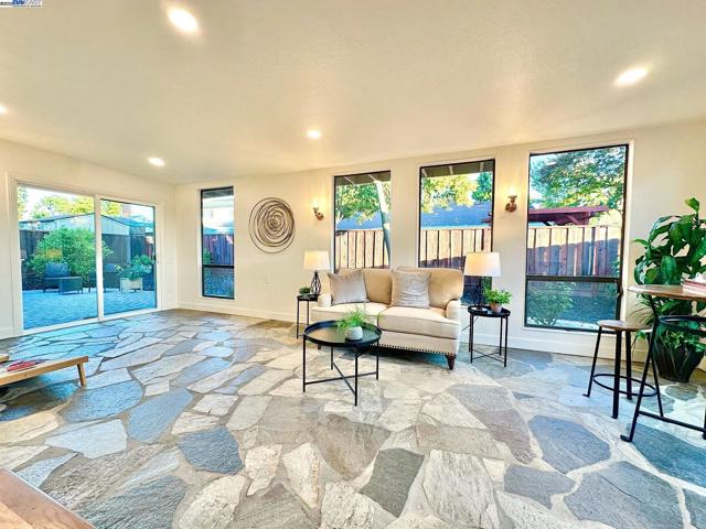 651 Brookfield Dr, Livermore CA: https://media.crmls.org/mediaz/445719ed-11a8-494a-8cf6-863541e801d0.jpg