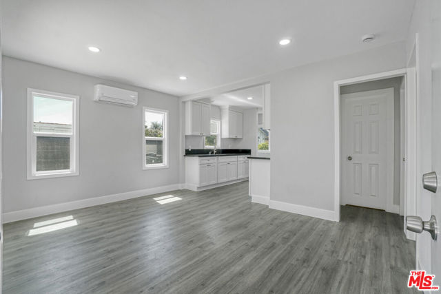 1256 Exposition Boulevard, Los Angeles CA: https://media.crmls.org/mediaz/44571d67-c700-4f5e-9c82-8620206945e8.jpg