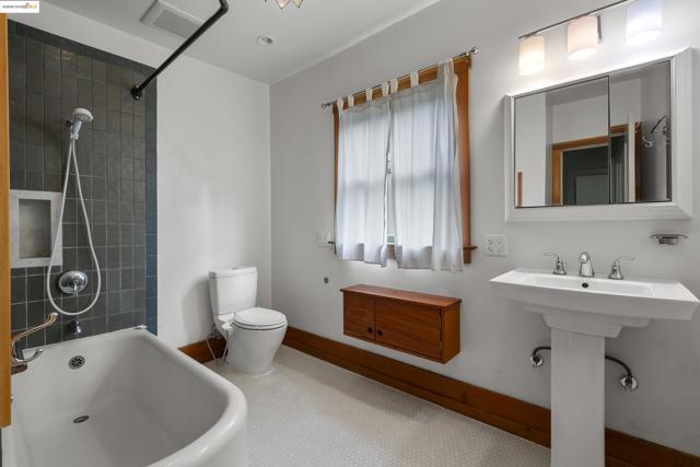 1001 Cragmont Ave, Berkeley CA: https://media.crmls.org/mediaz/44575946-1cf8-4a84-b501-f704760dd321.jpg