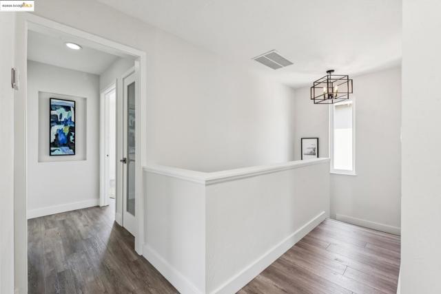 1026 Court St, Alameda CA: https://media.crmls.org/mediaz/44576bda-76db-4b94-8cea-7404f54f29ae.jpg