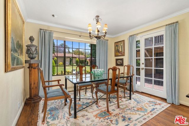 434 S Muirfield Road, Los Angeles CA: https://media.crmls.org/mediaz/4458299b-69f7-4d75-a1ca-34c463cd7034.jpg