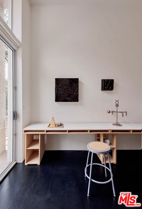 701 Museum Drive, Los Angeles CA: https://media.crmls.org/mediaz/445982a6-cbea-4a3e-a22a-bdac4535a419.jpg