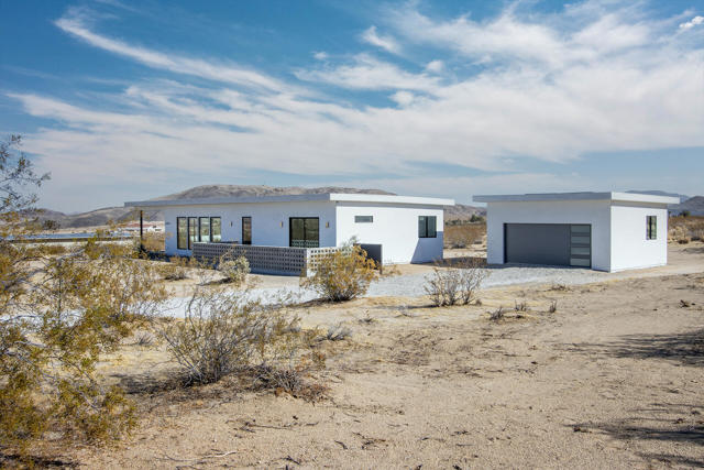 66050 Cottonwood Drive, Joshua Tree CA: https://media.crmls.org/mediaz/4459f45d-a8b7-45e2-8d42-893852798413.jpg