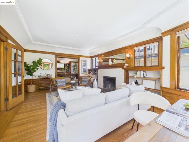 5920 Ivanhoe Rd, Oakland CA: https://media.crmls.org/mediaz/445b714e-4982-4299-9489-c4fb77280b03.jpg