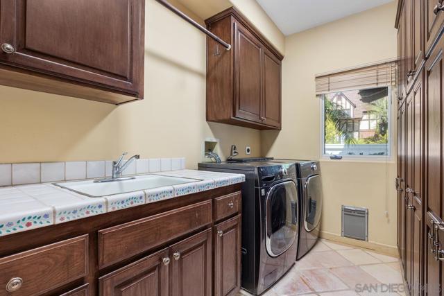 528 Flores de Oro, Rancho Santa Fe CA: https://media.crmls.org/mediaz/445ba6c5-71fb-4998-a80a-b51a6ece57c9.jpg