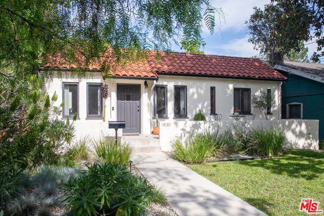 898 N Chester Avenue, Pasadena CA: https://media.crmls.org/mediaz/445be699-2854-4091-981e-882c39e30ab5.jpg