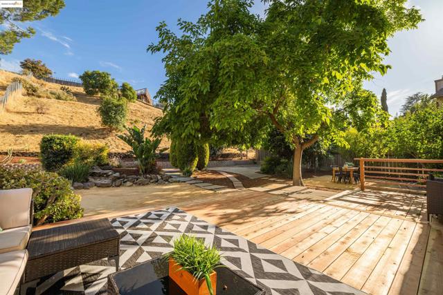160 Manzanita Pl, Hercules CA: https://media.crmls.org/mediaz/445c0fc5-8c82-492a-b974-070961bc514b.jpg
