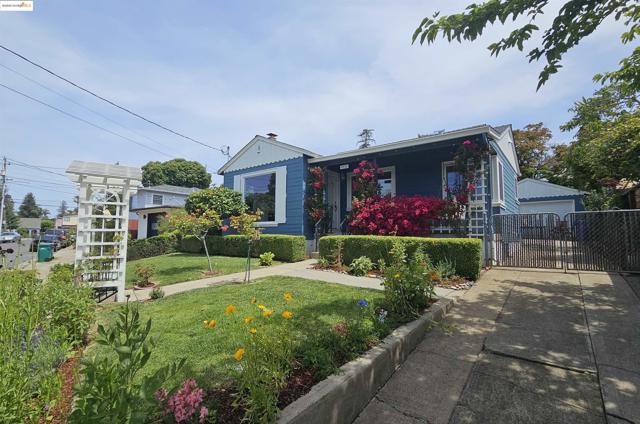 4332 Hyacinth Ave, Oakland CA: https://media.crmls.org/mediaz/445c2ed1-7dab-4ee1-956f-0b2b2f3a5740.jpg