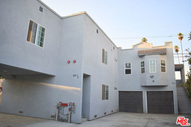 605 W 47th Street, Los Angeles CA: https://media.crmls.org/mediaz/445d7e6a-9dae-4c84-b07e-6973664b4e7e.jpg