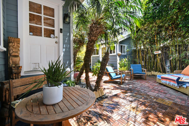 224 Horizon Avenue, Venice CA: https://media.crmls.org/mediaz/445e0d74-11bb-4c9f-a101-2162882c6fe3.jpg