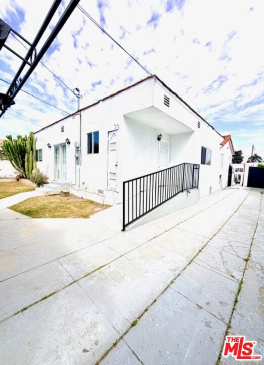 2940 Live Oak Street, Huntington Park CA: https://media.crmls.org/mediaz/445f5eb0-65d5-4d37-83e9-f068720542e3.jpg