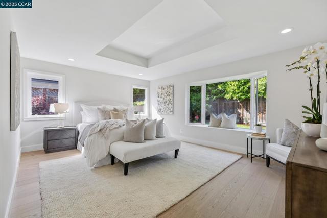 241 E Creek Dr, Menlo Park CA: https://media.crmls.org/mediaz/445fa34a-ccd1-4f1d-bb34-f0366ce6761e.jpg