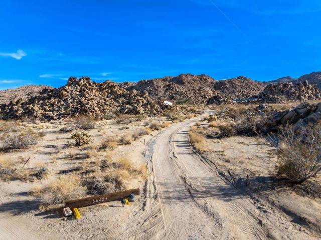 66425 Foothill Drive Drive, Joshua Tree CA: https://media.crmls.org/mediaz/44607f74-2a78-4b09-a45b-9b08e6b55933.jpg